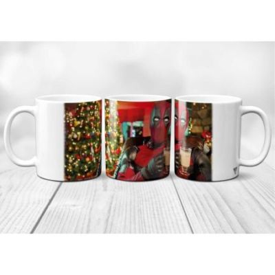 mug avec une image de deadpool qui fête noel