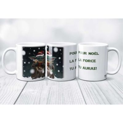 mug avec une image de Baby Yoda qui fete noel