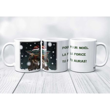 mug avec une image de Baby Yoda qui fete noel